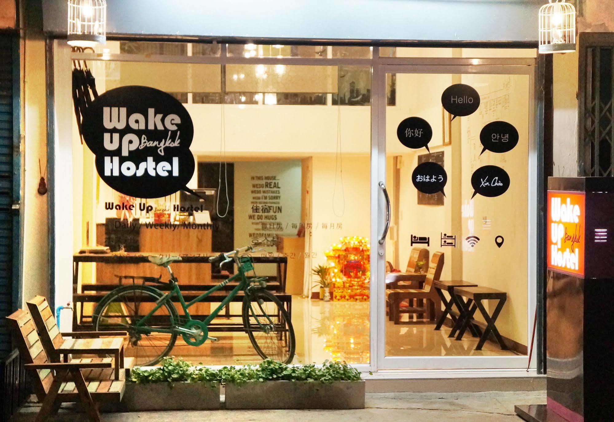 Wake Up Hostel กรุงเทพมหานคร ภายนอก รูปภาพ