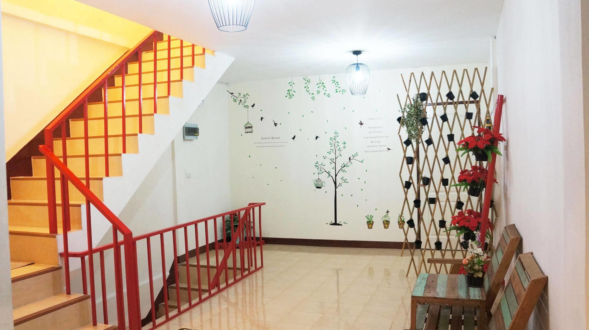 Wake Up Hostel กรุงเทพมหานคร ภายนอก รูปภาพ