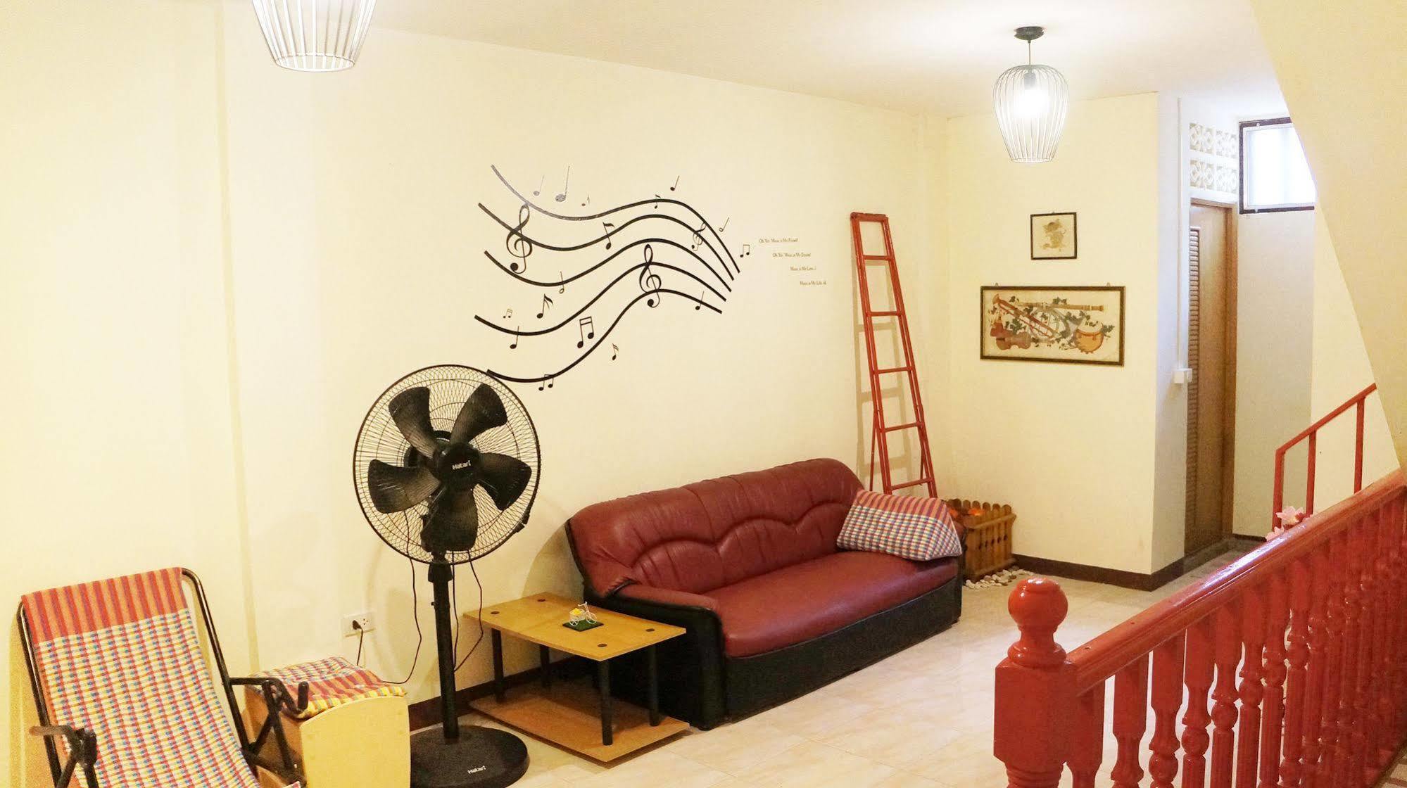 Wake Up Hostel กรุงเทพมหานคร ภายนอก รูปภาพ