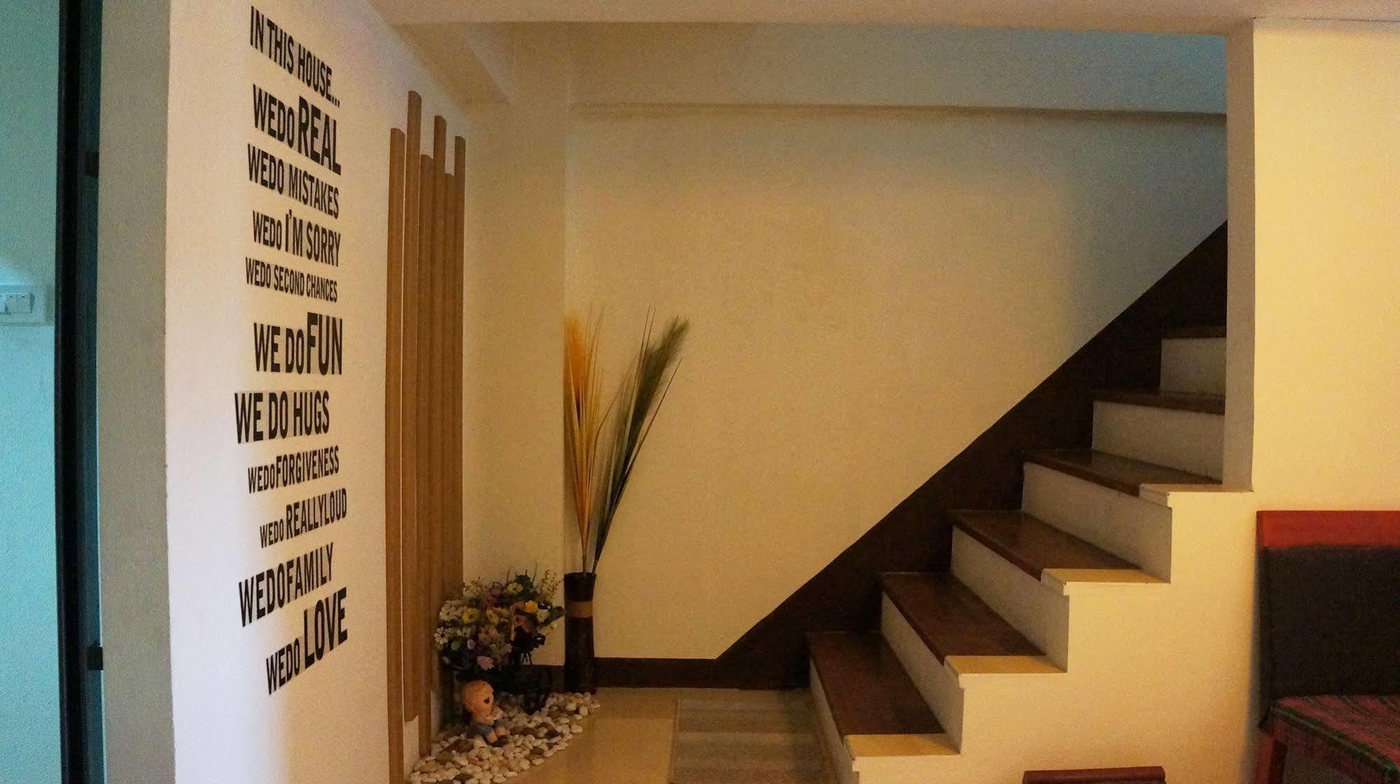 Wake Up Hostel กรุงเทพมหานคร ภายนอก รูปภาพ